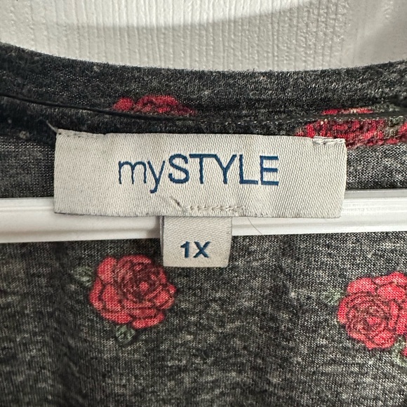 💙 3/20$ Grey shirt with red rose detail - Picture 2 of 3